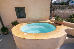 Pool - Casa Itaca – Honeymoon Apartment with Jacuzzi & Sunset View in Finikia, Oia (Finikia)
