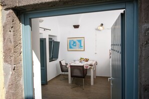 Dining - Casa Itaca – Honeymoon Apartment with Jacuzzi & Sunset View in Finikia, Oia (Finikia)