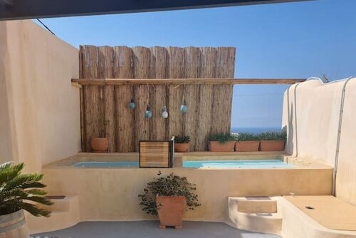 Casa Itaca Fireplace Cave Apartment with Private Jacuzzi in Oia, Finikia