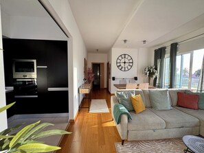 Living area - Come Together Apartment - Sea View, Free Wi-Fi, 5 minutes from the beach (Caniço)