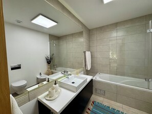 Hair dryer, bidet, towels, soap - Come Together Apartment - Sea View, Free Wi-Fi, 5 minutes from the beach (Caniço)