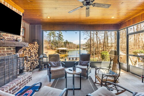 Bella's Cove, 4BR/3BA Retreat at Lake Martin - swimming cove - pets ok!