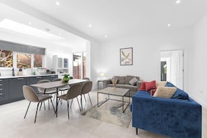 Standard Apartment | Living area - Modern 4 Bedroom Apartment in London with Parking + Garden (London)