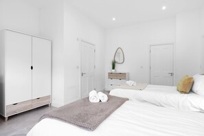 Standard Apartment - Modern 4 Bedroom Apartment in London with Parking + Garden (London)