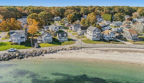 Une zone résidentielle côtière comprenant des maisons, une plage et une côte rocheuse.