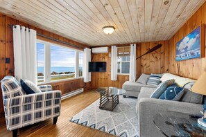 Smart TV - Ocean Front Cozy Cottage (East Lyme)