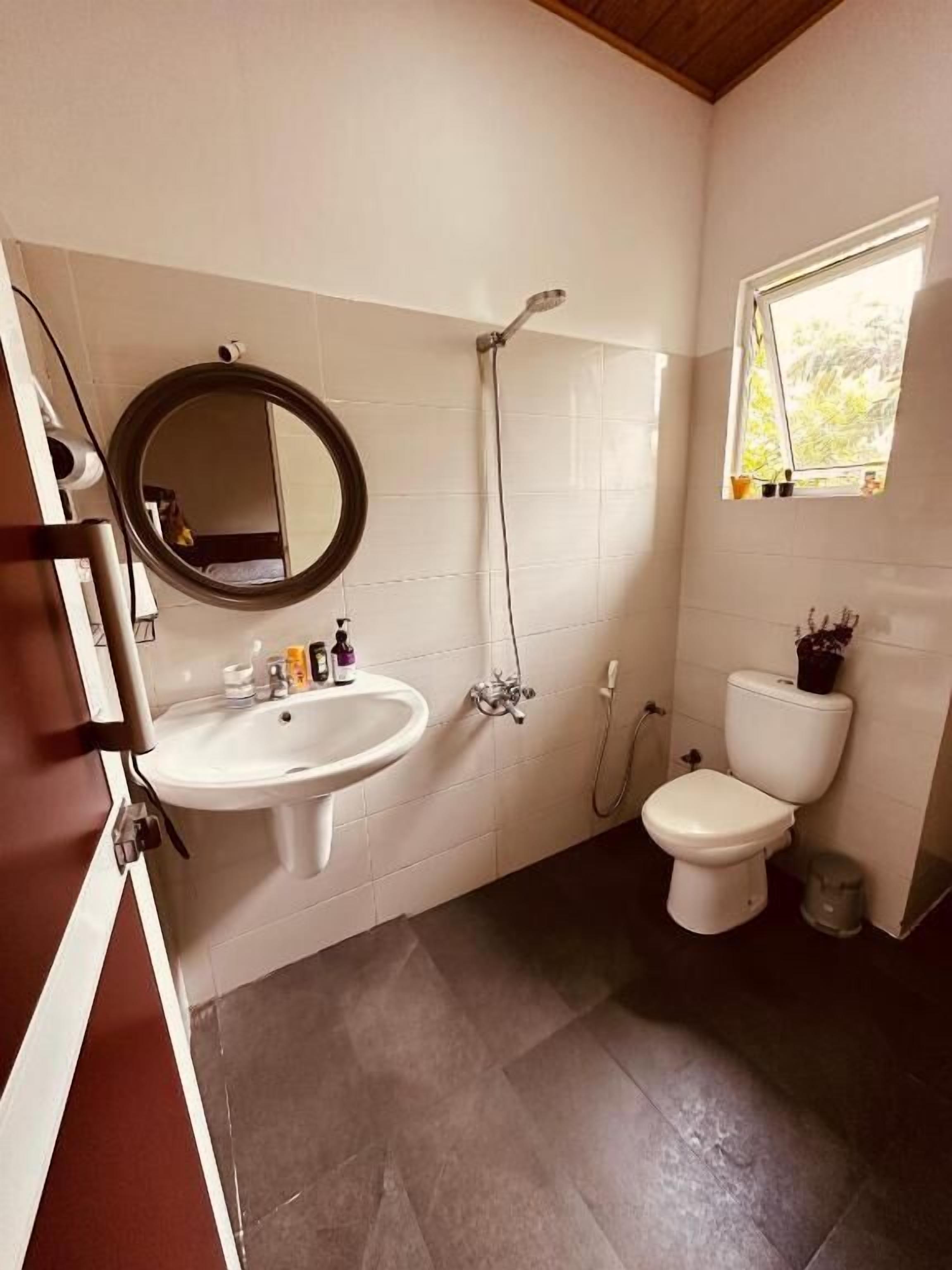 Estudio familiar, balcón, vista a la ciudad | Baño
