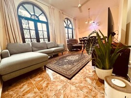 Apartamento clássico, sacada, vista para a cidade | Área de estar
