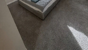 Ein Schlafzimmer mit einem Bett, einem Deckenventilator, einem Fenster mit Jalousien und einem motivierenden Plakat an der Wand.