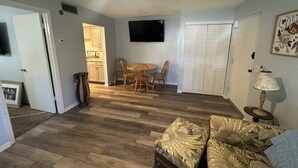 TV - 1/1 Beautiful Condo/15 mins to Clearwater beach/Peaceful neighborhood/With pools (Clearwater)