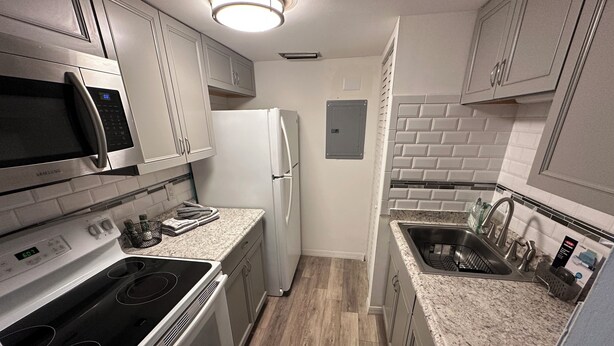 Microwave, oven, stovetop, dishwasher - 1/1 Beautiful Condo/15 mins to Clearwater beach/Peaceful neighborhood/With pools (Clearwater)