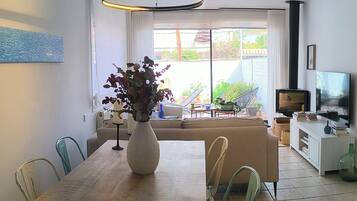 Een smart-tv en een open haard