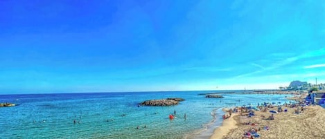 Una playa cerca, sillas reclinables de playa, toallas de playa