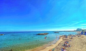 Playa en los alrededores, camastros y toallas de playa 