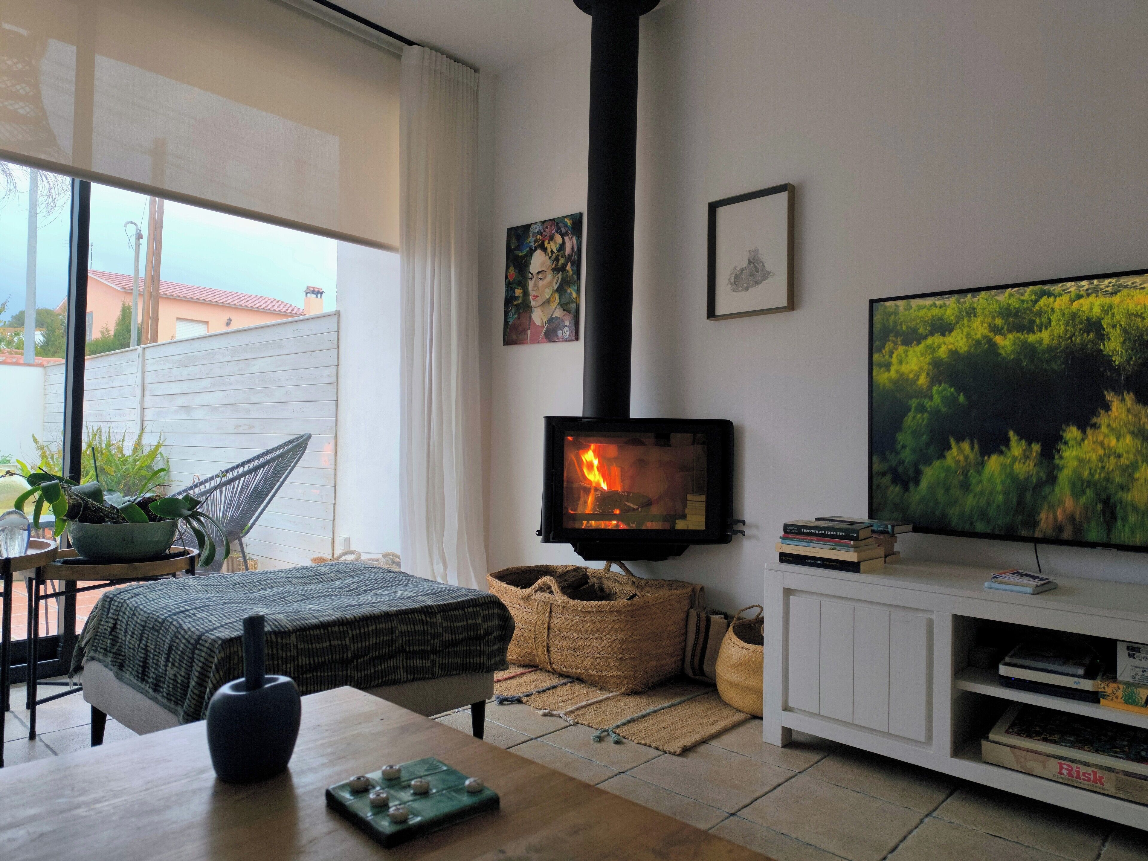 Smart TV, fireplace