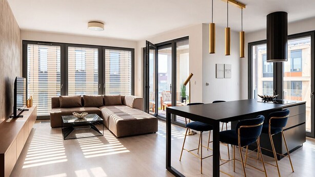 Ein modernes Wohnzimmer mit einem Ecksofa, einem Glastisch und einem Essbereich mit einem schwarzen Tisch und goldenen Stühlen.