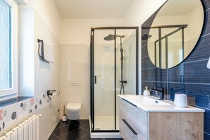 Shower, hair dryer, towels, soap -  Apartment Justina in Medulin - Balcony & Parking (Medulin)