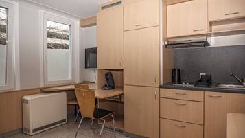 Kühlschrank, Mikrowelle, Wasserkocher mit Kaffee-/Teezubehör