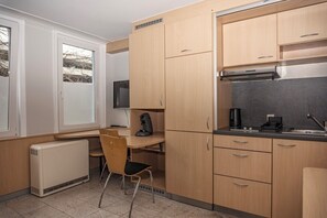 Kühlschrank, Mikrowelle, Wasserkocher mit Kaffee-/Teezubehör