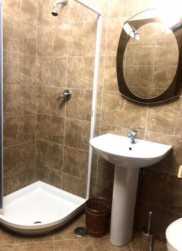 Classic-værelse med dobbeltseng eller 2 enkeltsenge | Badeværelse | Bruser, gratis toiletartikler, hårtørrer, håndklæder