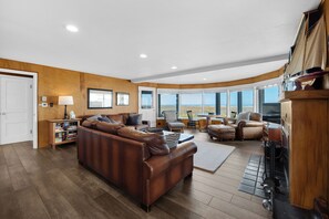 TV, fireplace, DVD player, table football - The Riptides at Seaside Beach (Seaside)