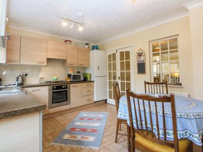 Cottage | Private kitchen | Dishwasher, cookware/dishes/utensils - 15 Rose Hill (Beaumaris)