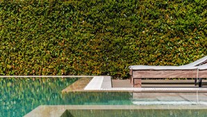 A pool with a wooden lounge chair and a metal edge. - Villa Amma Valamar Private Pool Jacuzzi (Ishëm)