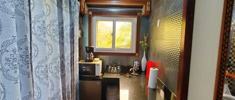 Cabin, 1 Bedroom, Smoking, Balcony | Private kitchen