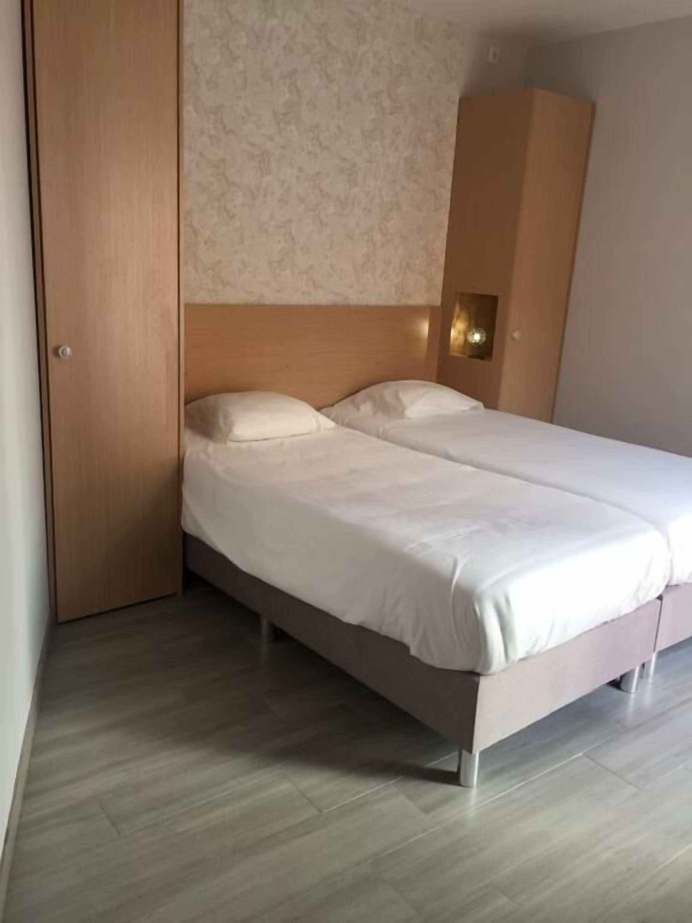 Værelse med 2 enkeltsenge - balkon - udsigt til gårdsplads