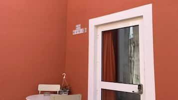 Quarto duplo, sacada, vista para o pátio | Opções para refeição ao ar livre