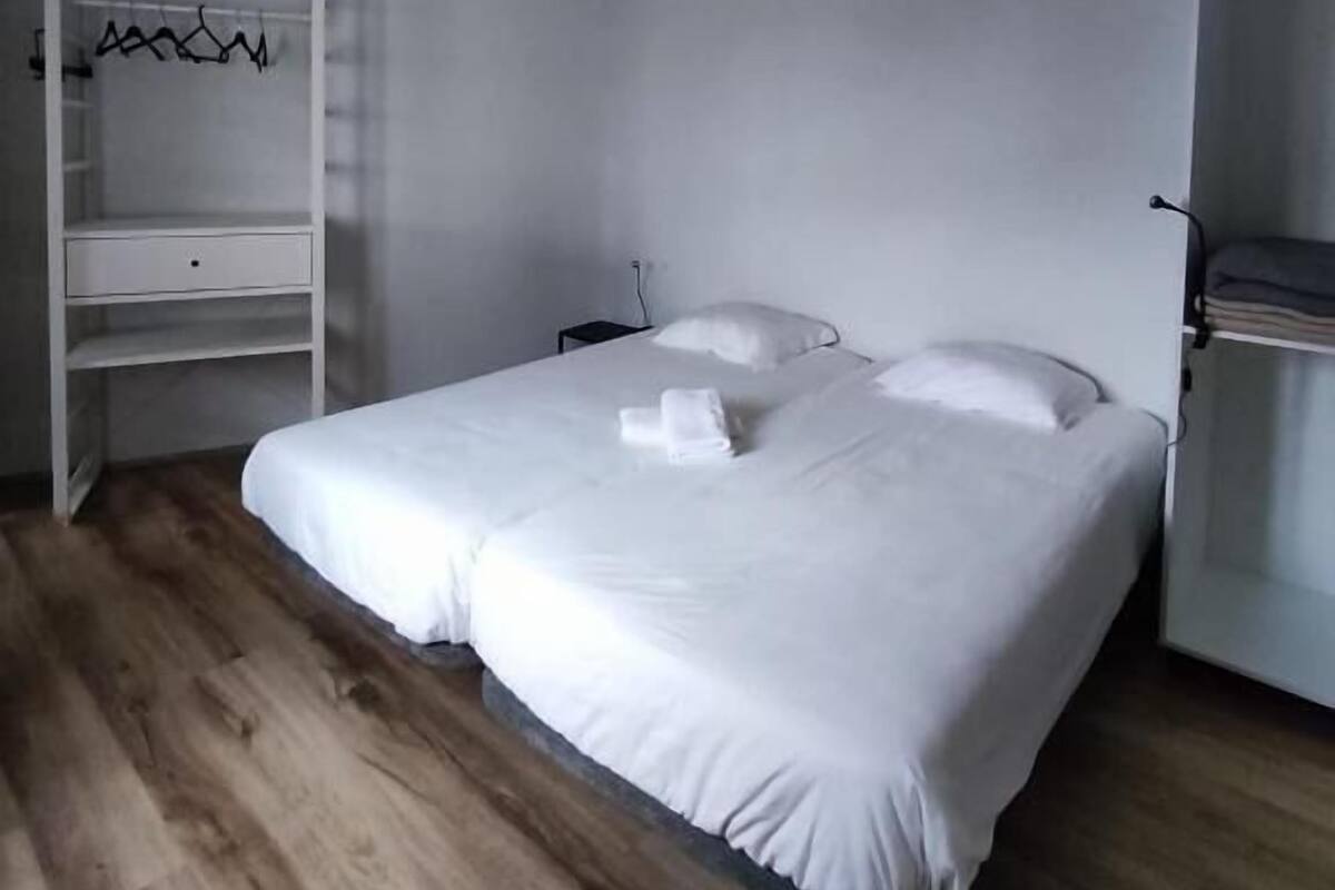 Une chambre à coucher comprenant un lit, une armoire et une étagère.