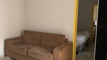 Familie-studiolejlighed - balkon - udsigt til gårdsplads | Interiør