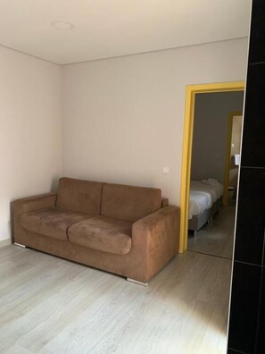 Familie-studiolejlighed - balkon - udsigt til gårdsplads | Interiør