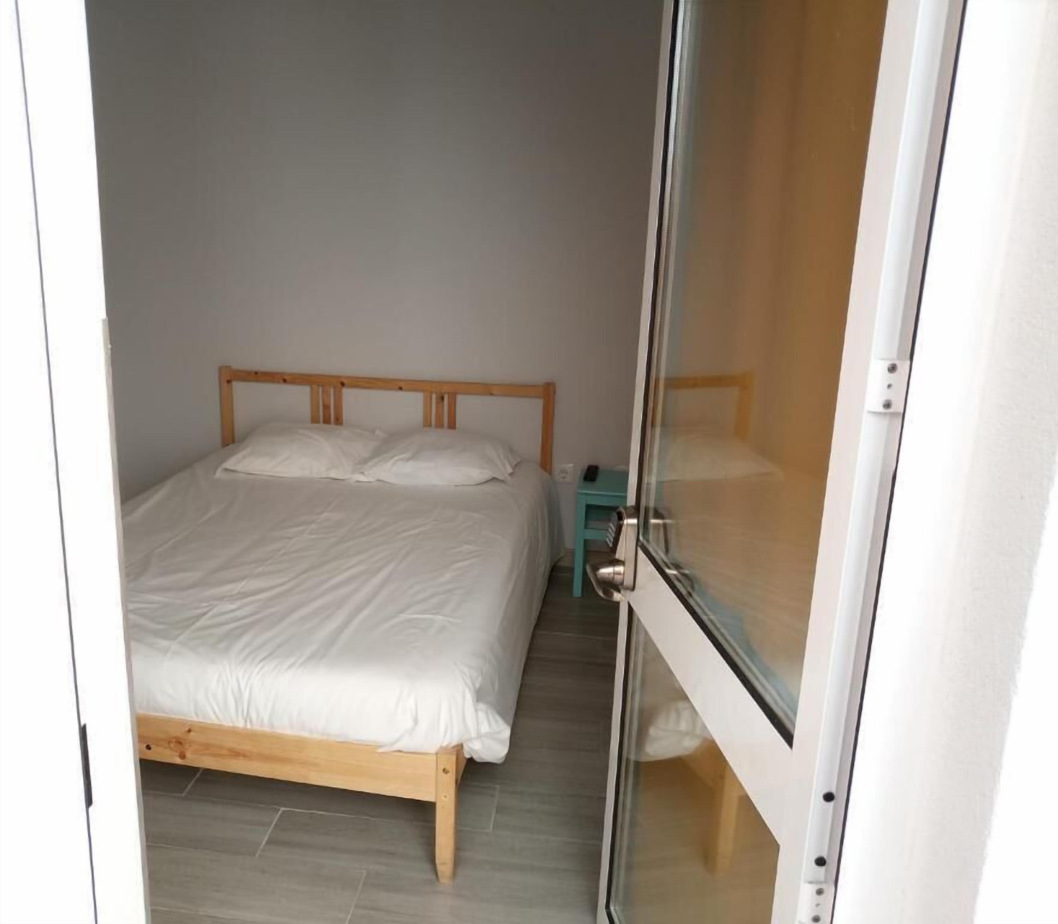 Studiolejlighed - balkon - udsigt til gårdsplads