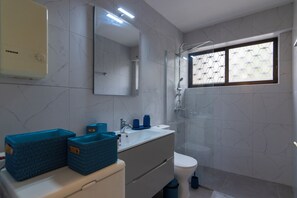 Secador de pelo, toallas, jabón y papel higiénico