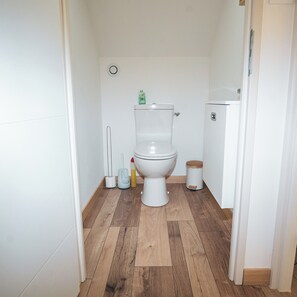 ヘアドライヤー、タオル、トイレットペーパー