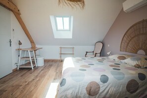 2 室のベッドルーム、デスク、アイロン / アイロン台、旅行用ベビーベッド
