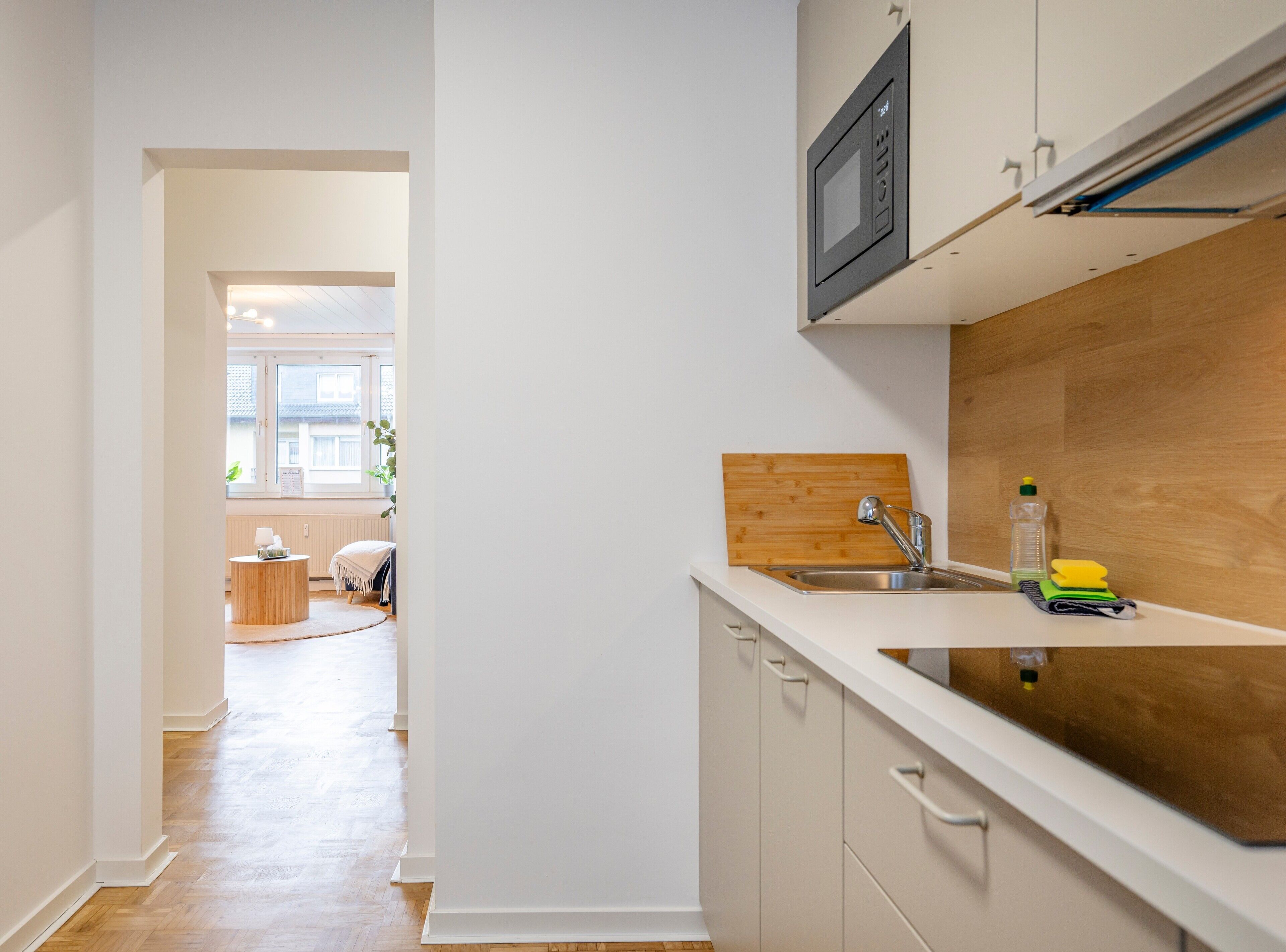 Kühlschrank, Mikrowelle, Herdplatte, Geschirrspüler