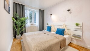 A bedroom with a bed, bedside tables, a potted plant, and a window with curtains. - New Apartment, 5 Minutes to Centro and Gasometer (Oberhausen)