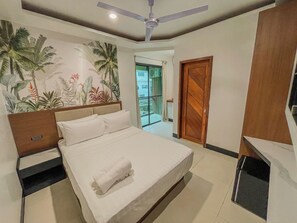 Comfort Room | In-room safe, desk, laptop workspace, blackout drapes