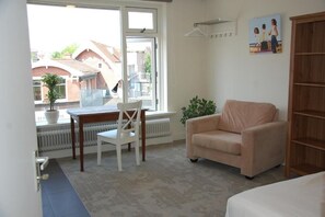 Deluxe Studio, City View | Living area