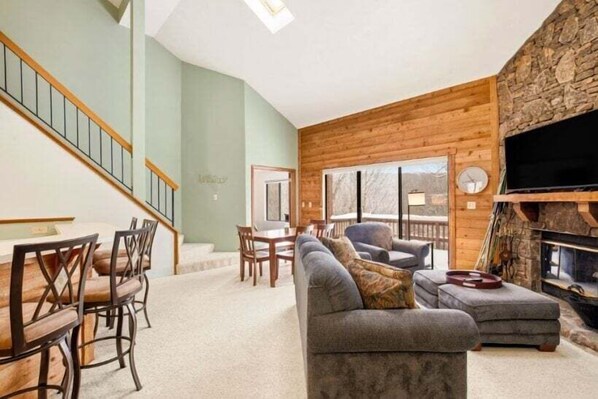 Condo, 3 Bedrooms | Living area