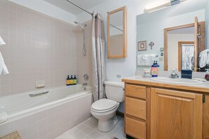 Apartment, 2 Schlafzimmer | Badezimmer | Handtücher, Shampoo