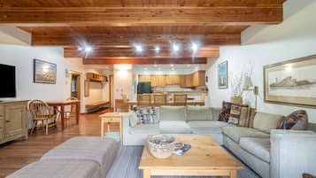 Condo, 2 Bedrooms | Living area
