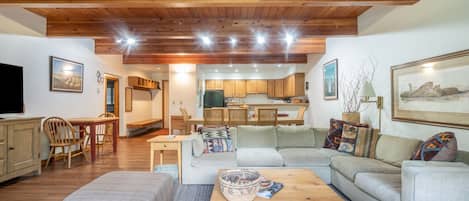 Condo, 2 Bedrooms | Living area