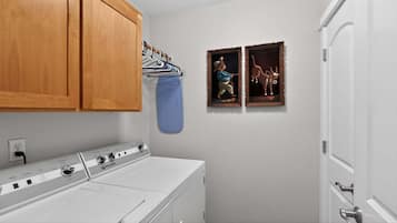 House, 4 Bedrooms | Interior