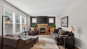 House, 4 Bedrooms | Living area - Keizer Retreat Firepit + Near Salem & Wineries (Keizer)
