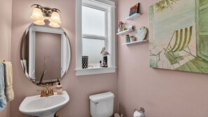 House, 4 Bedrooms | Bathroom | Shampoo - Keizer Retreat Firepit + Near Salem & Wineries (Keizer)