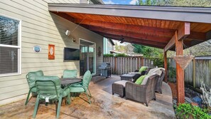 House, 4 Bedrooms | Outdoor dining - Keizer Retreat Firepit + Near Salem & Wineries (Keizer)