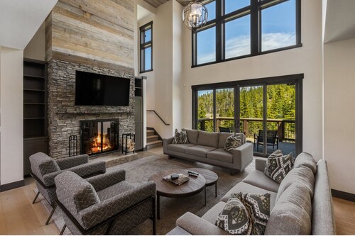 SPC Ski-In/Ski-Out | Hot Tub, Fireplace + Views!
